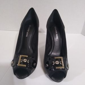 Women Gianni Bini 4" black heels 7M.